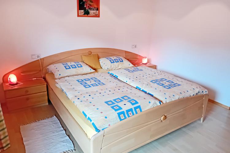 Schlafzimmer mit Doppelbett