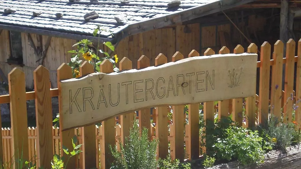 Gartenzaun mit einem Holzschild 