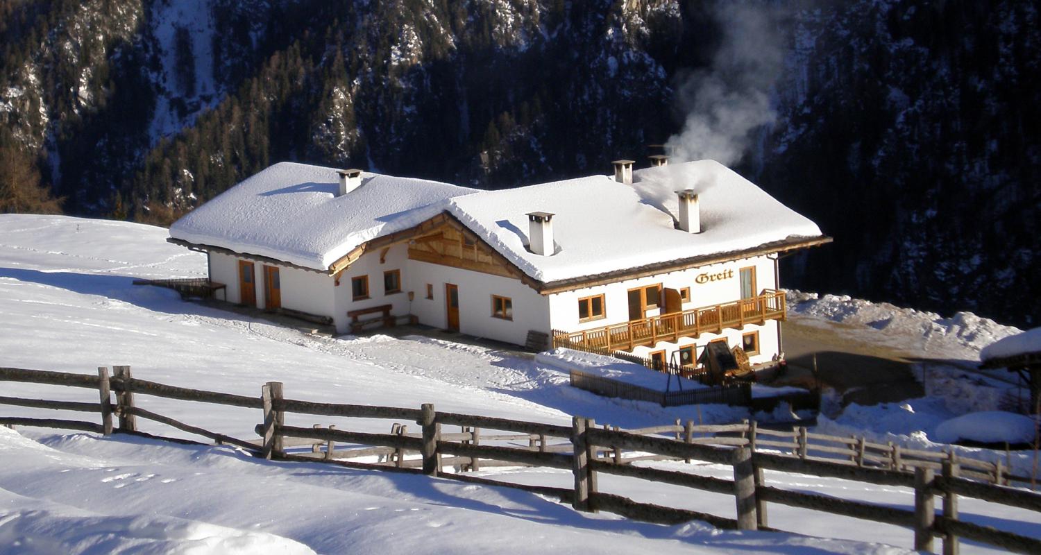 Greithof umgeben von einer Winterlandschaft